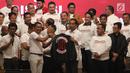 Presiden Joko Widodo menerima jaket bertuliskan Son Of Democracy Indonesia 98 dari aktivis 98 selama acara Halalbihalal di Jakarta, Minggu (16/6/2019). (Liputan6.com/Angga Yuniar)