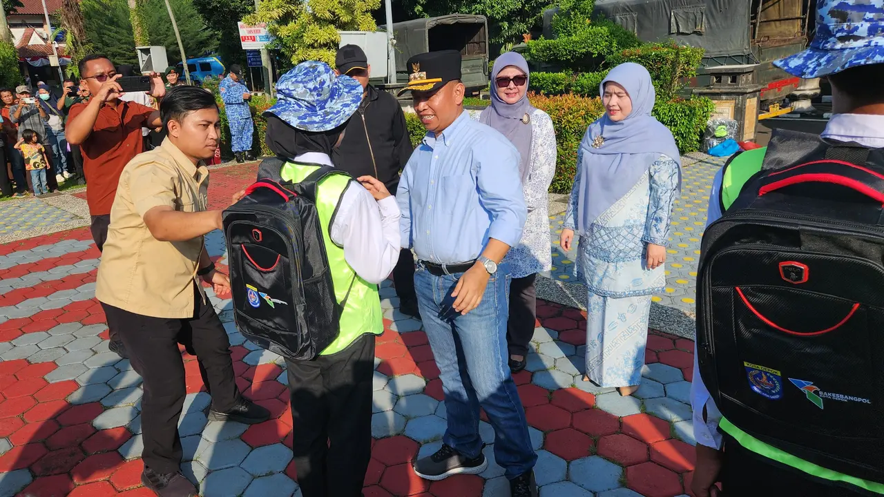 Wali Kota Depok, Supian Suri saat menyematkan seragam pendidikan karakter di Balai Kota Depok.