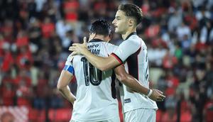 Pemain Persik Kediri, Ezra Walian (kiri) dan Jose Enrique. (Bola.com/Gatot Sumitro)