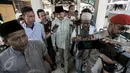 Cagub DKI Jakarta Sjafrie Sjamsoeddin memberikan keterangan pers usai salat Jumat di Masjid Luar Batang, Penjaringan, Jakarta,  (15/7). Sjafrie Sjamsoeddin silahturahmi dan salat Jumat bersama tokoh Luar Batang. (Liputan6.com/Yoppy Renato)