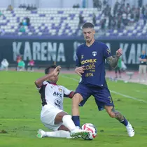 Pemain Persita Tangerang, Rayco Rodriguez, dihadang pemain Persik Kediri di BRI Super League di Stadion Indomilk Arena, Minggu (21/12/2025). (Bola.com/M Iqbal Ichsan)