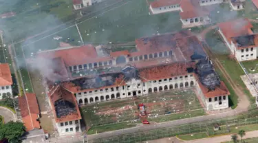 Para napi membakar salah satu ruang tahanan Pusat Progresi Lembaga Pemasyarakatan di kota Bauru, barat laut Sao Paulo, Brasil, Selasa (24/1). 62 narapidana kabur setelah kerusuhan yang memicu kebakaran. (ACEITUNO JUNIOR/JORNAL DA CIDADE/AFP)