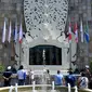 Turis-turis asing mengunjungi Monumen Ground Zero Bali menjelang peringatan 17 tahun serangan bom di Kuta, Bali (11/10/2019). Bali yang biasanya indah mendadak jadi mencekam dengan meledaknya bom di Pulau Dewata pada 12 Oktober 2002. (AFP Photo/Sonny Tumbelaka)