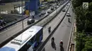 Sejumlah mobil pribadi dan sepeda motor melintas di jalur Transjakarta di Jalan Galunggung, Jakarta, Kamis (7/2). Pelanggaran lalu lintas tersebut disebabkan kurangnya disiplin dan kepatuhan hukum dari pengguna jalan. (Liputan6.com/Faizal Fanani)