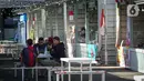 Pengunjung menikmati kuliner di kawasan Thamrin 10, Jakarta, Senin (7/9/2020). Sejumlah gerai UMKM masih tampak sepi pengunjung saat masa perpanjang PSBB di kawasan DKI Jakarta. (Liputan6.com/Faizal Fanani)