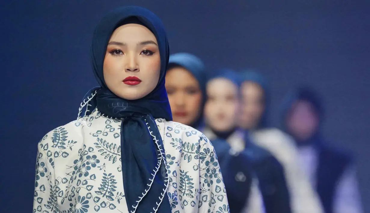 Mengusung tema “Essential Lab: Crafting the Future of Modest Fashion for Every Lifestyle” JMFW akan menampilkan berbagai event, yakni peragaan busana, pameran dagang, talkshow dan workshop serta business matching dan networking. Tampak dalam foto, model-model memamerkan karya desainer mode Indonesia Dama Kara selama Jakarta Muslim Fashion Week, Kamis 6 November 2025. (AP Photo/Tatan Syuflana)