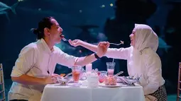 Di hari spesial tiga tahun pernikahan tersebut, Roger Danuarta dan Cut Meyriska juga sempat habiskan waktu berdua dengan melakukan makan malam. Uniknya, mereka menyantap makanan di aquarium!(instagram.com/cutratumeyriska)