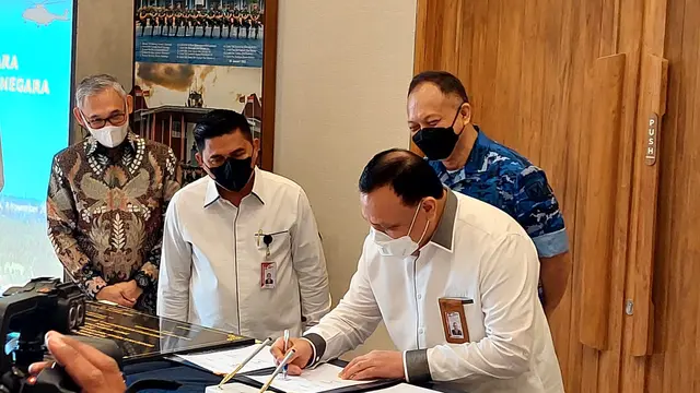 Komisi Pemberantasan Korupsi (KPK) menyerahkan aset rampasan dari mantan Ketua Umum Partai Demokrat Anas Urbaningrum dan mantan Direktur Utama PT Garuda Indonesia Emirsyah Satar ke TNI Angkatan Udara (TNI AU) melalui Kementerian Pertahanan (Kemenhan).