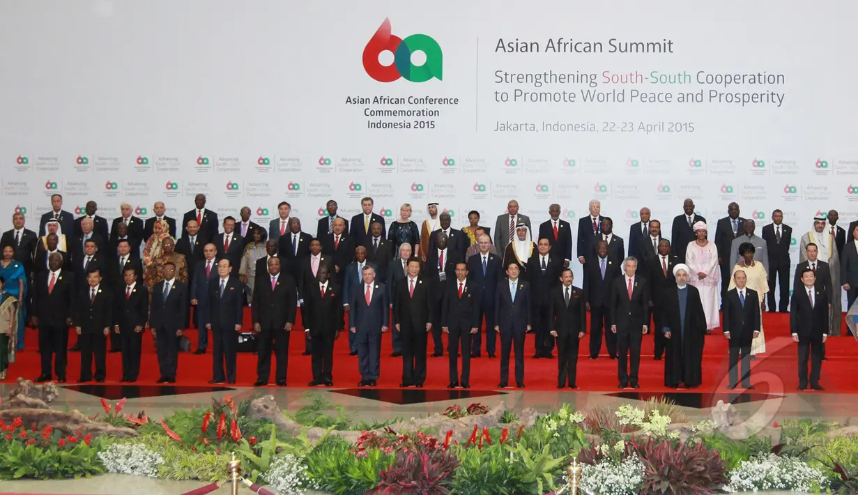 Para pemimpin Asia dan Afrika berpose untuk foto bersama saat KTT Asia Afrika di JCC, Jakarta , (22/4/2015). Jokowi mengajak negara Asia-Afrika mewujudkan cita-cita diadakannya Konferensi Asia-Afrika sejak 60 tahun silam. (Liputan6.com/Herman Zakharia)