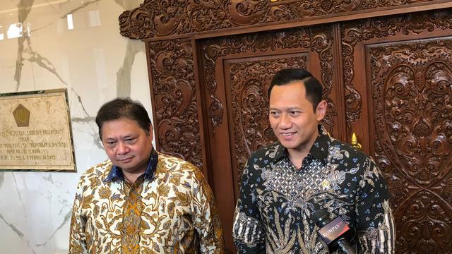 Menteri ATR/BPN Agus Harimurti Yudhoyono (AHY) mengunjungi kantor Menko Airlangga Hartarto, Senin (26/2/2024) sore. (Tira/Liputan6.com)