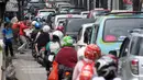 Sejumlah Kendaraan terjebak Macet R. M Harsono Kawasan Ragunan, Jakarta, Jumat (6/5).Kepadatan juga ditambah dengan wisatawan dari luar Jakarta. (Liputan6.com/Helmi Afandi)