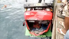 Diduga akibat rem blong sebuah truk pengangkut barang tercebur ke laut di dekat pelabuhan Ahmad Yani, Ternate Maluku Utara