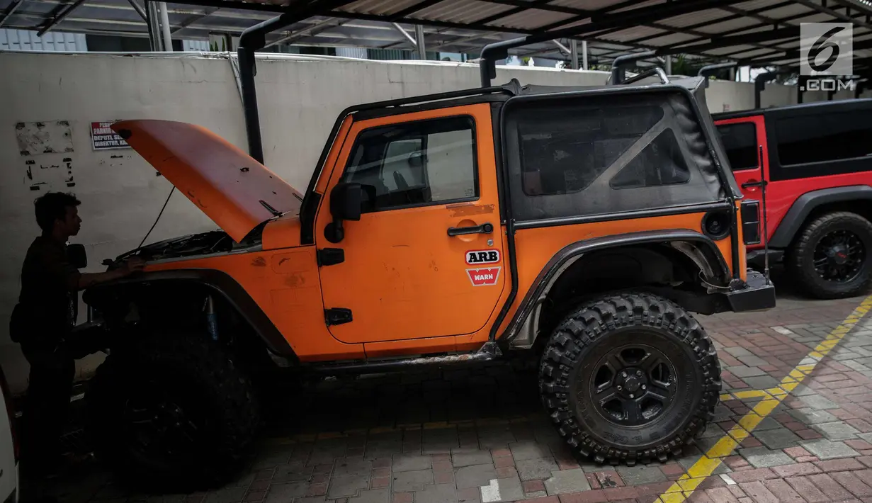 Dua mobil Jeep Rubicon yang akan dilelang terparkir di halaman Gedung KPK lama, Jakarta, Senin (20/11). Kendaraan mewah milik terpidana korupsi tersebut akan dilelang KPK 24 November 2017. (Liputan6.com/Faizal Fanani)