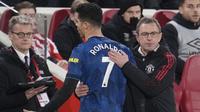 Reaksi Ronaldo tersebut membuat Rangnick harus kembali ke area teknis untuk memberikan penjelasan kepada bintang asal Portugal itu. (AP/Matt Dunham)