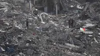 Puluhan ribu pengungsi Palestina mulai kembali, baik ke utara maupun selatan, ke Jalur Gaza. Kembalinya pengungsi Palestina ke Gaza terjadi setelah kesepakatan gencatan senjata antara Israel dan kelompok pejuang Palestina Hamas resmi diberlakukan pada Jumat 10 Oktober 2025. (AP Photo/Abdel Kareem Hana)