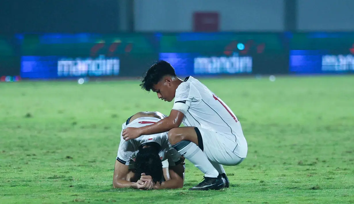 Pertandingan yang berlangsung di Stadion Indomilk Arena, Minggu (8/2/2026) malam WIB, berakhir dengan skor 0-7. Tampak dalam foto, dua pemain Timnas Indonesia U-17 tertunduk usai bertanding melawan China dalam laga uji coba di Indomilk Arena, Tangerang, Banten, Minggu (8/2/2026). (Bola.com/M Iqbal Ichsan)
