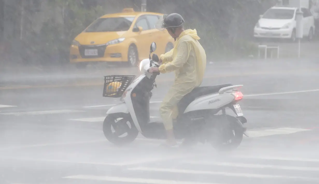 Topan Krathon yang membawa angin kencang dan hujan deras melanda Taiwan, Kamis (3/10/2024). (AP Photo/Chiang Ying-ying)