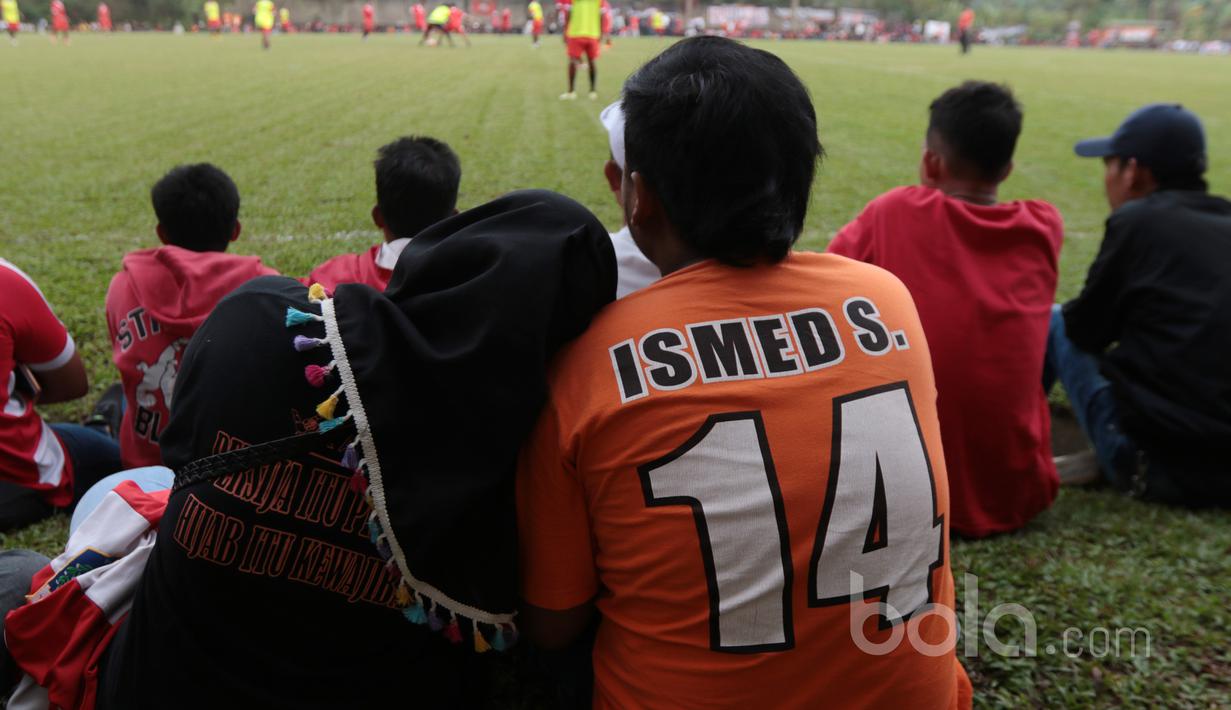 Ratusan The Jak hadir memberikan dukungan saat sesi latihan Persija Jakarta di Lapangan POR Sawangan, Sabtu (21/1/2017). (Bola.com/Nicklas Hanoatubun)