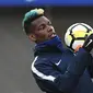 Gelandang Prancis Paul Pogba mengendalikan bola saat mengikuti sesi latihan di Clairefontaine-en-Yvelines, Paris (19/3). Pogba bersama timnas Prancis melakukan latihan jelang pertandingan persahabatan. (AFP Photo/Franck Fife)