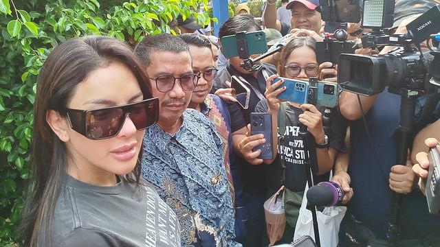 Artis Nikita Mirzani laporkan pengacara Razman Arif Nasution atas tuduhan penyebaran data pribadi ke Polda Metro Jaya.