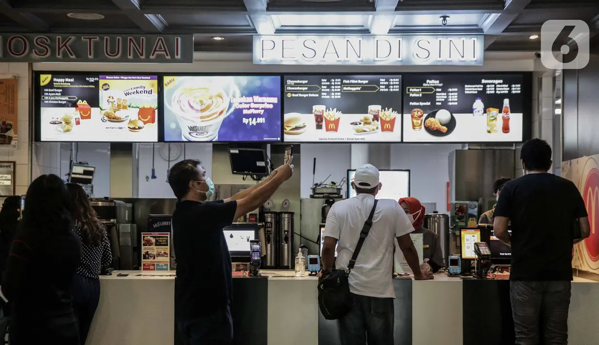 Pengunjung antre membeli makanan di gerai makanan cepat saji McDonals's komplek pusat perbelanjaan Sarinah, Jakarta, Jumat (8/5/2020). Gerai pertama McDonals's di Indonesia yang telah beroperasi hampir 30 tahun itu akan ditutup permanen pada 10 Mei 2020. (Liputan6.com/Faizal Fanani)