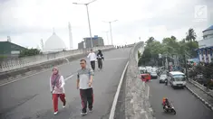 Warga beraktivitas di Jalan Layang Non-Tol Antasari saat hari pertama pemberlakuan car free day di Jakarta, Minggu (14/1). Pemberlakuan car free day dimulai dari ujung JLNT Antasari pada Simpang Cipete Raya, Cilandak. (Liputan6.com/Immanuel Antonius)