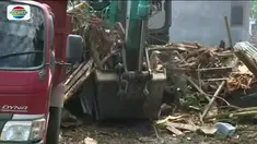 Berbagai bangunan hancur porak poranda akibat terjangan tsunami yang terjadi pada 28 September lalu.