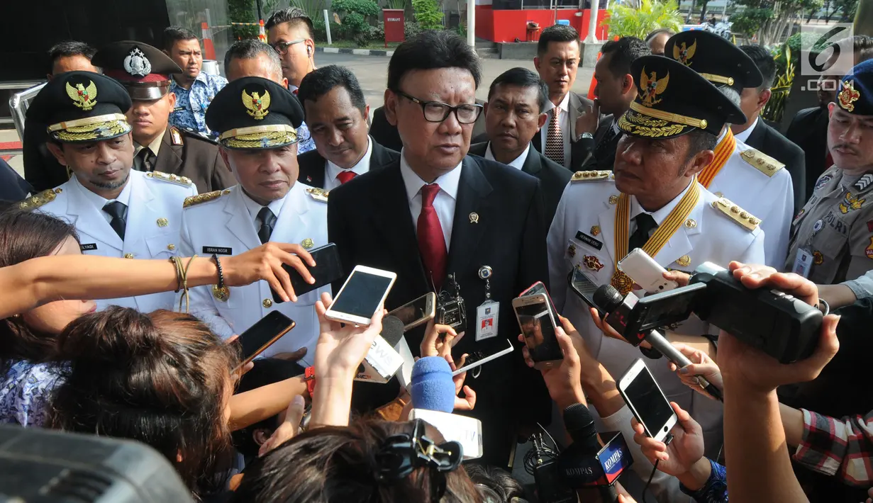 Mendagri Tjahjo Kumolo bersama Gubernur-Wagub Sumsel, Herman Deru dan Mawardi Yahya dan Gubernur-Wagub Kaltim Isran Noor dan Hadi Mulyadi memberi keterangan di depan gedung KPK, Jakarta, Senin (1/10). (Merdeka.com/Dwi Narwoko)