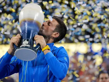 Petenis asal Serbia Novak Djokovic mencium Piala Rookwood usai mengalahkan petenis asal Spanyol Carlos Alcaraz pada final ATP Cincinnati Open 2023 di Mason, Ohio, Amerika Serikat, Minggu (20/8/2023). Djokovic menang dalam laga sengit 5-7, 7-6(9/7), 7-6(7/4). (AP Photo/Aaron Doster)