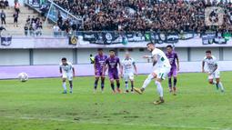 Pemain PSS Sleman, Yevhen Bokhashvili, melepaskan tendangan penalti saat melawan Persita Tangerang pada laga pekan ke-28 BRI Liga 1 2022/2023 di Stadion Indomilk Arena, Tangerang, Kamis (2/3/2023). PSS Sleman tertahan di posisi ke-15 dengan perolehan 28 poin dari 28 laga. (Bola.com/M Iqbal Ichsan)