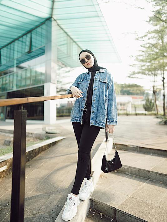 Bintang sinetron dan FTV ini tampil simpel dengan jaket denim.Tak lupa akesoris kacamata hitam membuat gaya pemilik nama lengkap Melody Prima Ananda Divia ini semakin modis. Meski simpel, gayanya terlihat modis. (Liputan6.com/IG/@melodyprima)