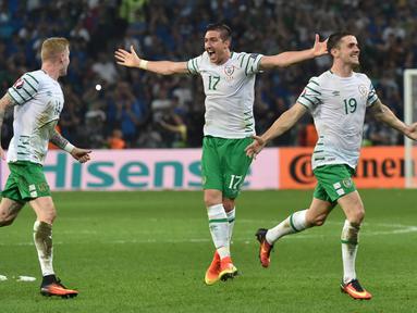 Robert Brady (kanan) mencetak gol tunggal kemenangan Irlandia atas Italia pada laga Grup E Piala Eropa 2016 di Stade Pierre Mauroy, Lille, Kamis (23/6/2016) dini hari WIB. (AFP/Philippe Huguen)