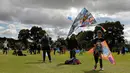 Orang-orang menerbangkan layang-layang selama festival musim panas di taman Simon Bolivar, Bogota, 12 Agustus 2018. Menikmati musim panas, menerbangkan layang-layang tetap menjadi kegiatan utama yang harus dilakukan. (AFP PHOTO/John VIZCAINO)