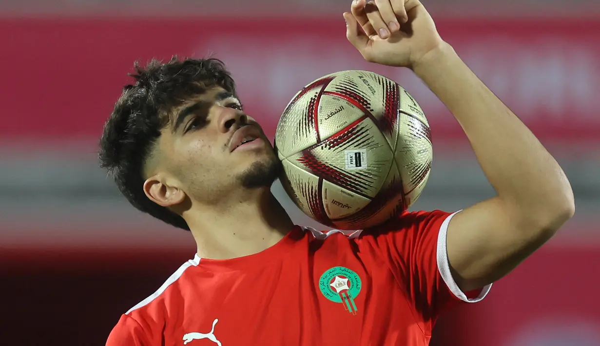 Penyerang Maroko, Abde Ezzalzouli mengontrol bola saat mengikuti sesi latihan tim di Stadion Al Duhail SC di Doha (16/12/2022). Maroko akan bertanding melawan Kroasia untuk memperebutkan juara 3 Piala Dunia 2022. Keduanya dipertemukan kembali setelah pernah bertanding pada babak penyisihan grup F lalu. (AFP/Karim Jafaar)