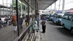 Pejalan kaki melintasi pagar pembatas di Jalan Jatibaru, Tanah Abang, Jakarta, Selasa (23/10). Belum selesainya pembangunan Skybridge Tanah Abang menyebabkan banyak PKL dan angkot mangkal di Jalan Jatibaru. (Merdeka.com/Iqbal Nugroho)
