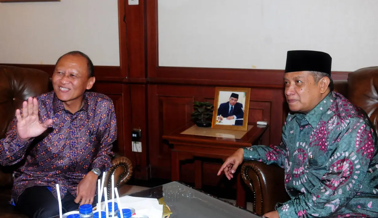 Anggota Dewan Pembina Partai Demokrat Pramono Edhie Wibowo banyak mengumbar senyum dan menyapa awak media saat berbincang dengan Said Aqil Siraj di PBNU, Jakarta, Rabu (30/4/14). (Liputan6.com/Andrian M. Tunay)