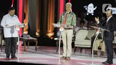 Calon Presiden-Calon Wakil Presiden nomor urut 01 Anies Baswedan (kanan) saat menyampaikan gagasan saat debat ketiga Pilpres 2024, Minggu (7/1/2024). (Liputan6.com/Faizal Fanani)