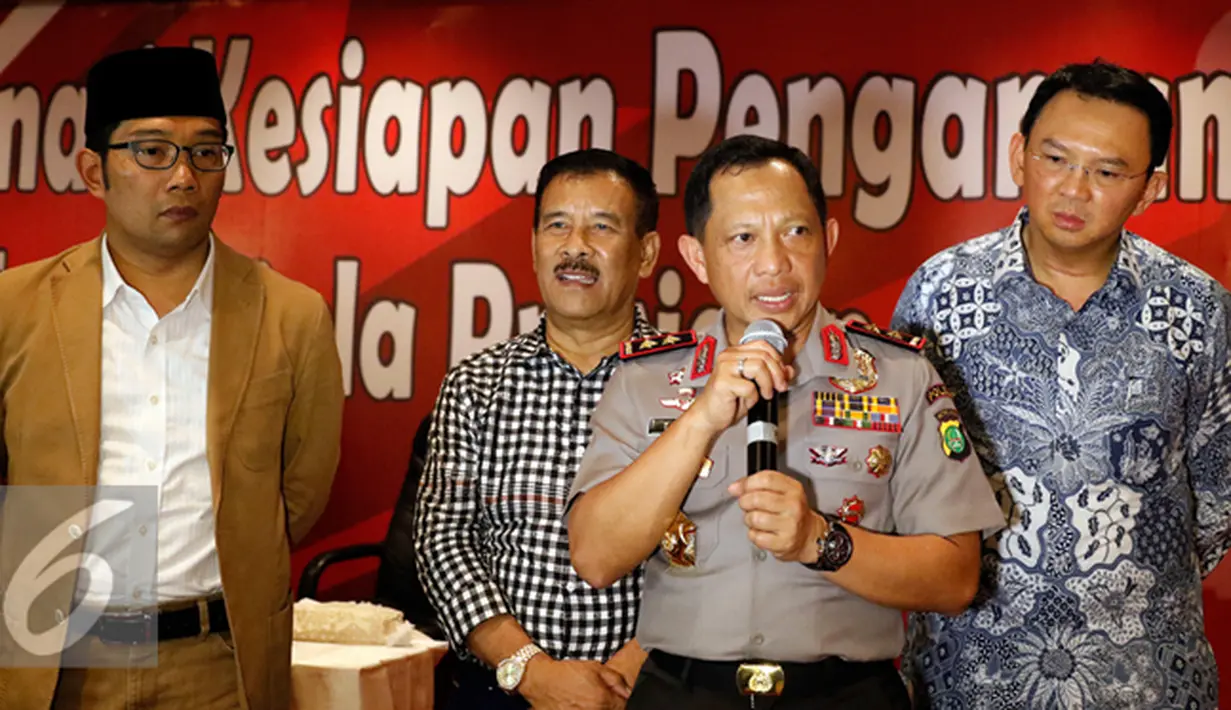 Polda Metro Jaya, Tito Karnavian memberikan keterangan saat rapat koordinasi pengamanan final Piala Presiden 2015, Jakarta, Jumat (16/10/2015). Rapat dihadiri oleh suporter Persija, Persib dan personil TNI dari Kodam Jaya. (Liputan6.com/Yoppy Renato)