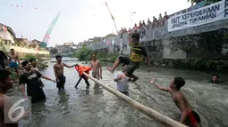 Salah satu peserta lomba terjatuh saat melewati jembatan bambu satu di Yogyakarta, Selasa (9/8). Lomba diselenggarakan untuk menyambut HUT RI ke-71. (Liputan6.com/Boy Harjanto)