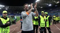 Pelatih Liverpool Jurgen Klopp bertepuk tangan merayakan dengan suporter usai pertandingan semifinal Liga Champions di Stadion Olimpiade, Roma (2/5). Liverpool melaju ke final usai menang agregat 7-6 atas Roma. (AP Photo/Alessandra Tarantino)