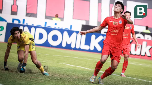 Foto: Momen Ibu dan Kekasih Kiper Arema FC Julian Schwarzer saat Berikan Dukungan Langsung dari Tribun, Tak Terlihat Sang Ayah