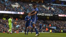 Selebrasi striker Chelsea, Diego Costa, usai membobol gawang Manchester City pada pertandingan lanjutan Premier League, di Etihad Stadium, Sabtu (3/12/2016). (AFP/Paul Ellis). 