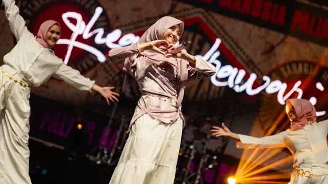 5 Gaya Outfit Hijab Ghea Indrawari saat Manggung, Bikin Pangling