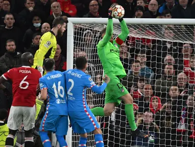 Momen akhir pertandingan saat MU mempunyai kesempatan untuk menyamakan kedudukan. David de Gea pun ikut mengambil kesempatan sepak pojok yang dilepaskan Alex Telles. Namun Jan Oblak lebih sigap menangkap bola. (AFP/Paul Ellis)