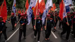 Aksi unjuk rasa untuk menuntut pemerintah menaikkan upah minimum provinsi (UMP) 2025 sebesar 8 hingga 10 persen. (JUNI KRISWANTO/AFP)