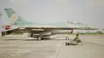 Menjadi pilot tentu bukan pekerjaan mudah. Selain dibutuhkan sekolah khusus, pilot pun mempunyai tanggung jawab besar. Apalagi menjadi pilot pesawat tempur yang tentu tanggung jawabnya lebih besar lagi. Seperti karakter yang seda Deva Mahenra perankan. (Liputan6.com/IG/@devamahenra)