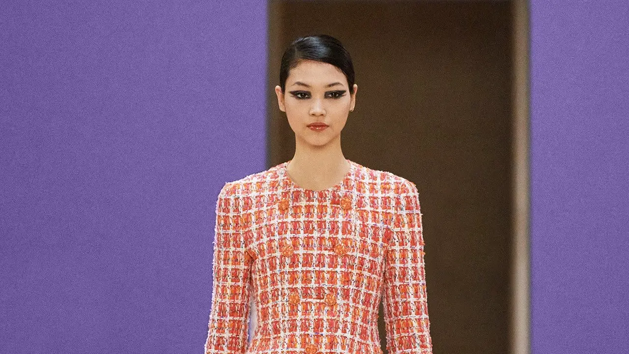 Chanel Suguhkan Koleksi Tweed Ikonis untuk Musim Semi-Panas 2022