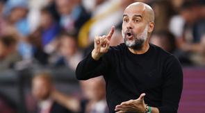 Momen menarik terjadi pada jeda babak pertama duel Burnley versus Manchester City. Ketika wasit meniup peluit tanda 45 menit pertama berakhir, Pep Guardiola tertangkap kemara berlari ke arah Erling Haaland. (AFP/Darren Staples)