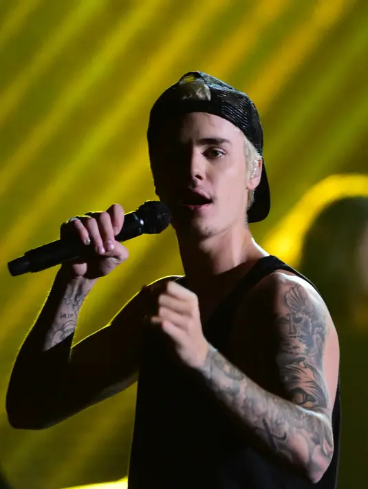 Di atas panggung Justin Bieber punya penampilan yang luar biasa. Sering kali bernyanyi dibarengin dengan aksi ngedance. Naas, Justin Bieber terpeleset diatas panggung. (Bintang.com/AFP)
