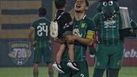 Momen Reva Adi Utama menggunakan ban kapten Persebaya saat hadapi Bali United pada partai uji coba jelang Liga 1 2023/2024. (Wahyu Pratama/Bola.com)